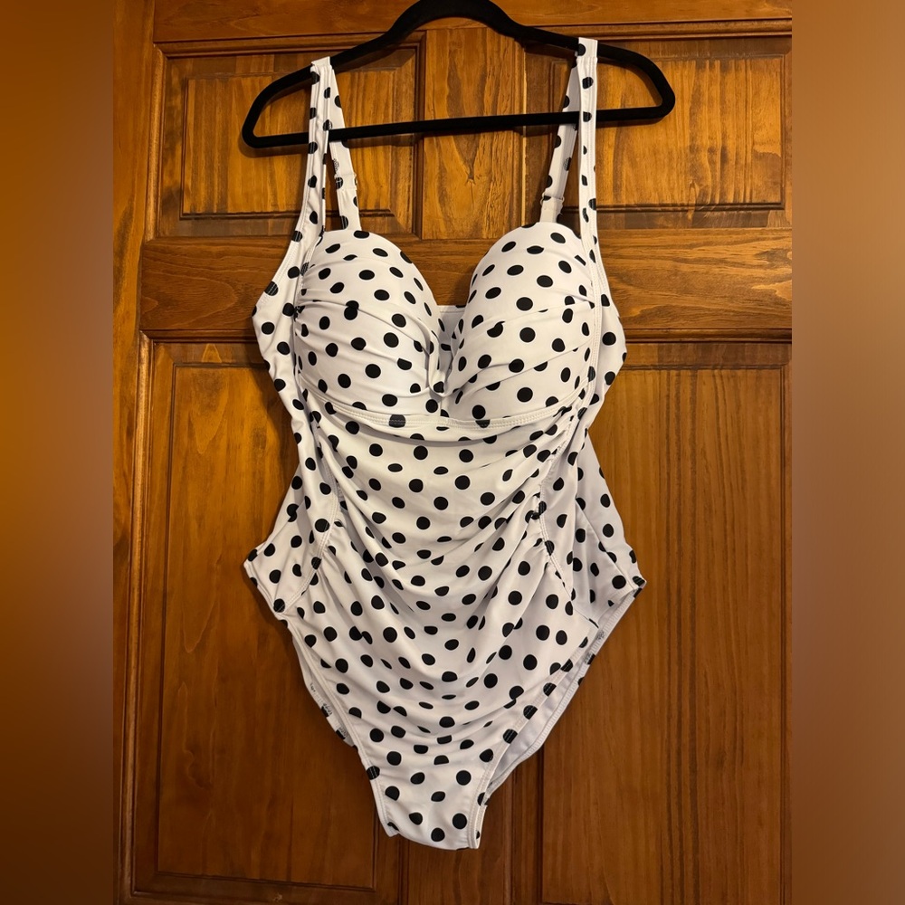 Women’s 2X NWOT Nicole Miller one piece swim suit. Beautiful white w/ polka